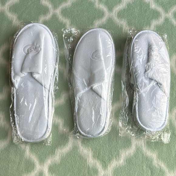 New Regent hotel White Slippers Set of 3 sizes - Picture 1 of 3